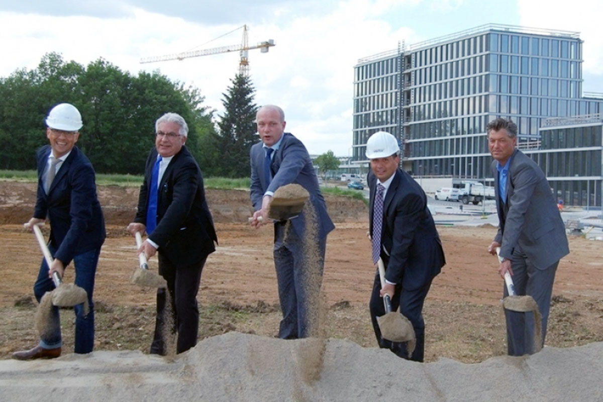 Beim Spatenstich für das neue vector-Firmengebäude